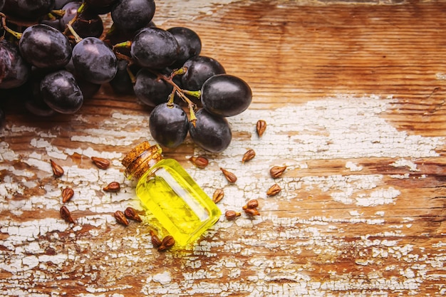 Foto extracto de aceite de uva en un frasco pequeño. enfoque selectivo. comida.naturaleza