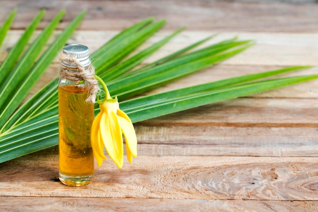 Foto extracto de aceites herbales flores ylang ylang para el cuidado de la salud