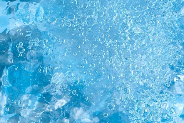 extracto de agua azul. superficie del agua con burbujas de aire