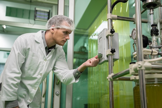Extracto de boticario científico usando máquina de extracción de cannabis en laboratorio