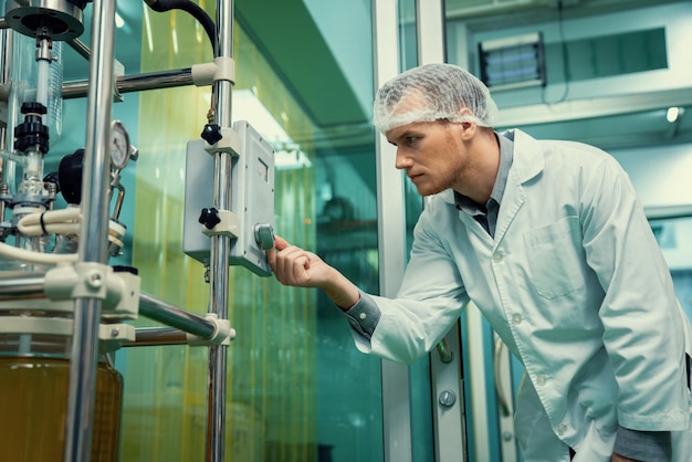 Extracto de boticario usando máquina de extracción de cannabis en laboratorio