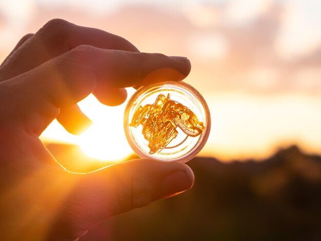 Extracto de cera de cannabis en un recipiente sobre el fondo del atardecer estado de ánimo para fumar marihuana