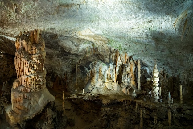 Extrañas formaciones rocosas bajo tierra en el sistema de cuevas