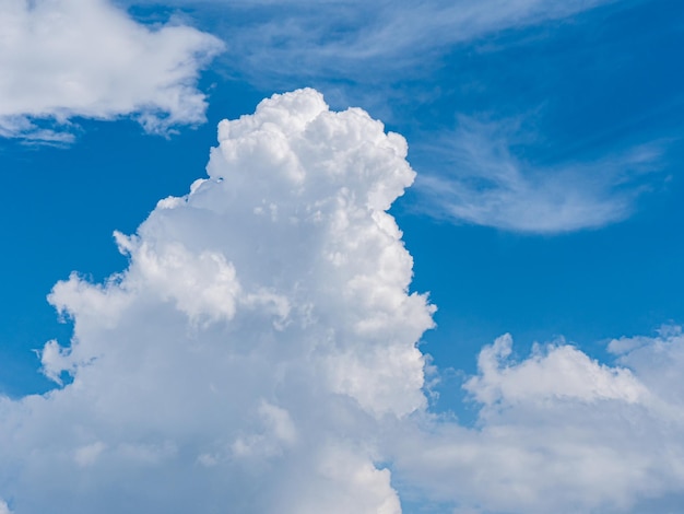 Extrañas nubes blancas en el cielo azul