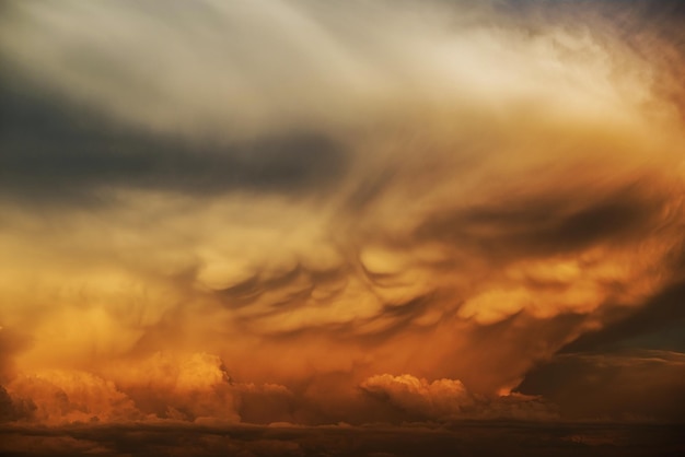 Extrañas nubes de células de tormenta al atardecer Paisaje de nubes Foto de fondo