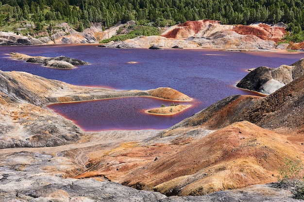 Extraño lago púrpura formado en el sitio de una antigua cantera de caolín