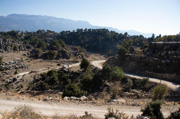 La extraordinaria naturaleza de Turquía antiguas ruinas hechas de piedras montañas bosques la belleza de la naturaleza perenne