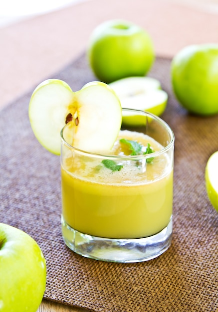 Foto extrato fresco de suco de maçã por algumas maçãs