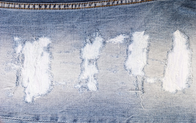 Extreme Close Up Detail von Rissen in Distressed and Faded Blue Jean Pant Leg