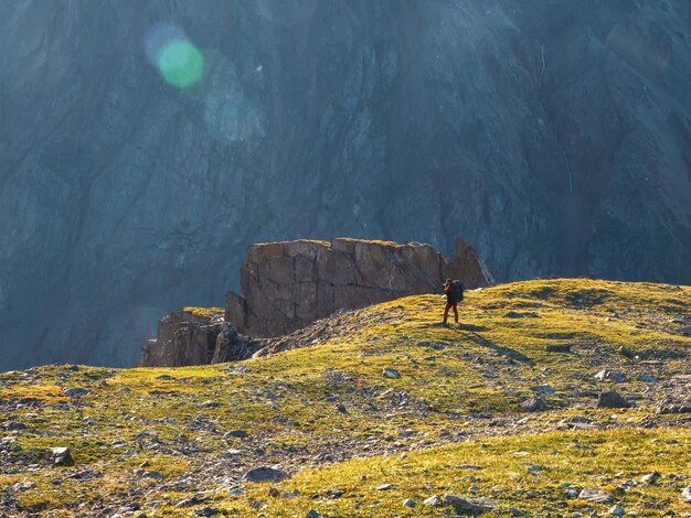 Extreme Expedition in die Berge. Reisefotograf macht ein Foto von nebliger schöner Aussicht in hohen Schneebergen. Reise-Freiberufler-Blogger-Lifestyle, Konzeptabenteuerreise im Freien.