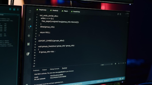 Extreme Nahaufnahme der Software-Schnittstelle auf PC-Bildschirmen, die Codezeilen zeigt