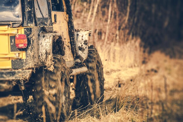 Extreme Off Road Adventure Sport utilidad Vehículo acelerando en la carretera fangosa Tema de automovilismo