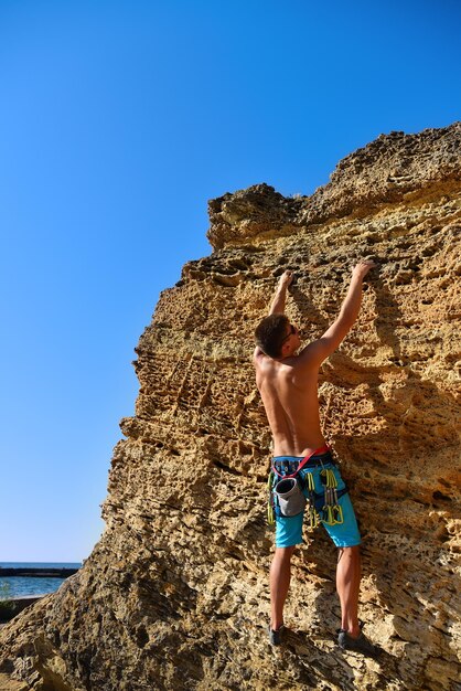 Extremer Mann, der oben klettert