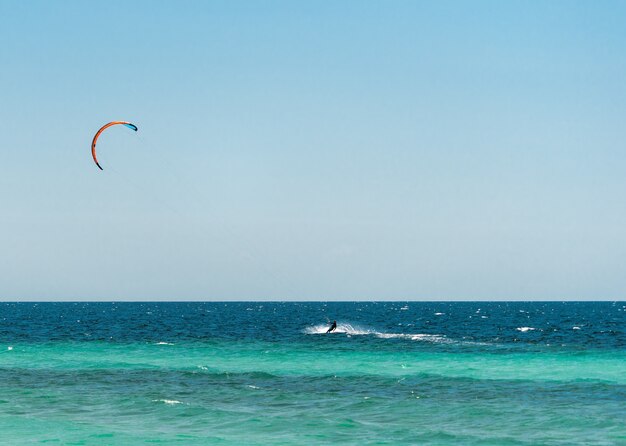 Extremes Wassersport-Kitesurfen auf See an einem heißen sonnigen Sommertag