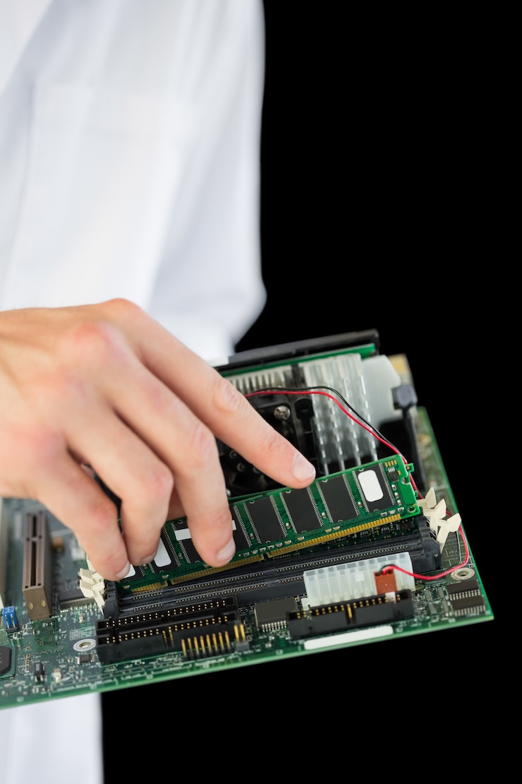 Foto extremo cerca del ingeniero informático con hardware en la noche