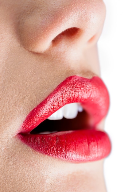 Foto extremo de cerca en los labios rojos sensuales abiertos