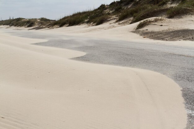 En el extremo norte de la carretera en South Padre Island, Texas, la carretera acaba en la arena.