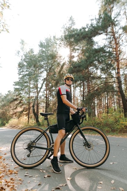 Extremsportler fahren spektakulär Fahrrad im Wald