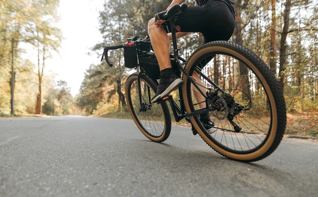 Extremsportler fahren spektakulär Fahrrad im Wald