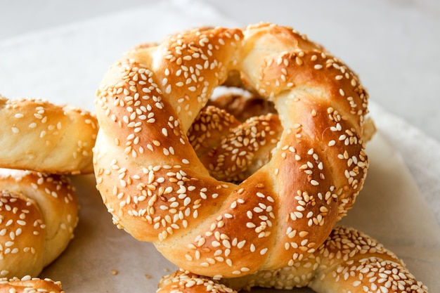 Exuberantes bagels de levadura con semillas de sésamo