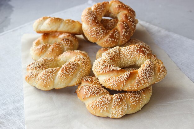 Exuberantes bagels de levadura con semillas de sésamo