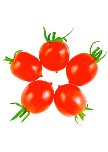 Exuberantes tomates. Aislado sobre blanco.