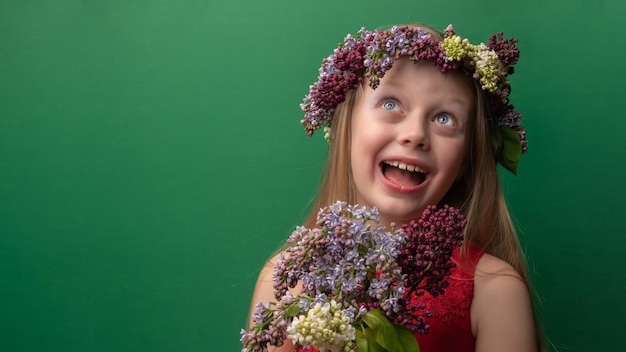 Exultante incomparável em uma coroa lilás com lábios delicados se alegra em uma careta verde flaunts