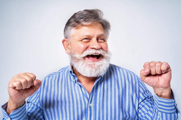 Exzentrischer älterer Mann mit lustigem Ausdrucksporträt auf Oberfläche