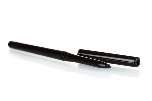 Eyeliner negro aislado en blanco