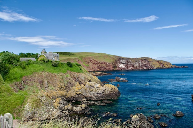 Eyemouth es una pequeña ciudad y una parroquia civil en Berwickshire, en la zona de Scottish Borders de Escocia.