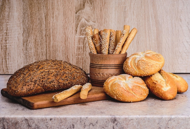 ÃƒÂ Ã‚Â¡ pan tostado con bollos. Baguettes francesas. Pan crujiente fresco. Fondo de pan. Raza diferente sobre fondo de madera.