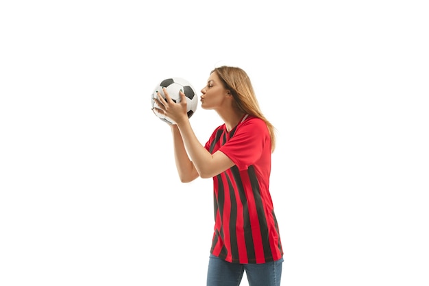 Fã belga comemorando em fundo branco. A jovem mulher com uniforme de futebol futebol como vencedor com bola isolada no estúdio branco. Ventilador, conceito de suporte. Conceito de emoções humanas.