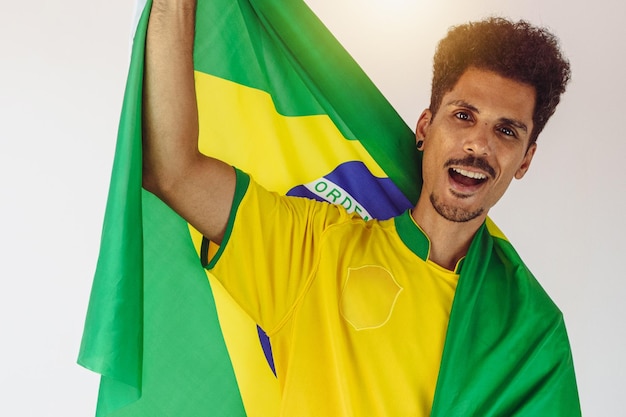 Foto fã brasileiro negro com camisa de time de futebol isolada em branco