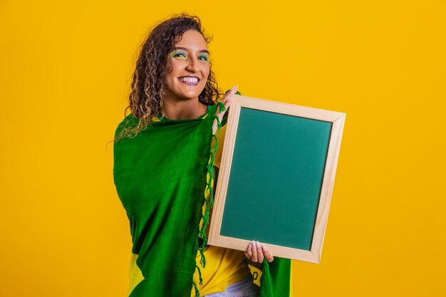 Foto fã brasileiro segurando uma lousa em branco para a promoção da copa do mundo de espaço de texto