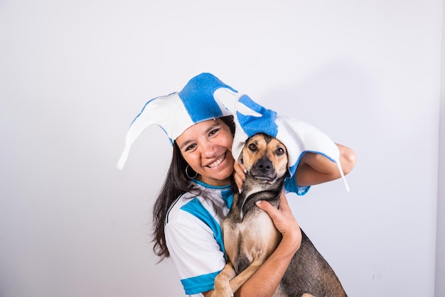 Fã da argentina abraçando seu cachorro latina jovem copa do mundo copa do mundo