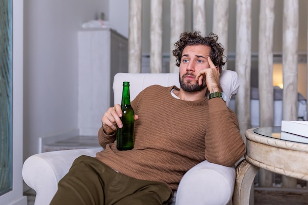 Fã de esportes triste sentado em um sofá assistindo uma partida na televisão com seu time perdendo o jogo. homem assistindo futebol ou jogo de futebol na tv em casa e bebendo cerveja