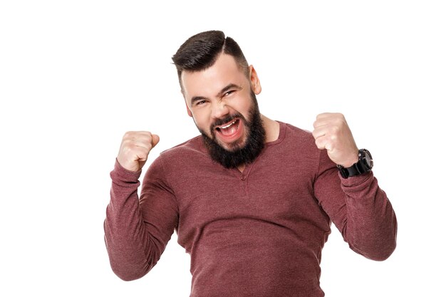 Fã de futebol barbudo feliz no boné comemorando. homem emocional gritando no fundo branco