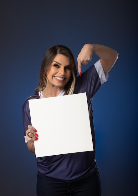 Foto fã de futebol feminino torcendo por seu clube favorito e equipe de fundo azul da copa do mundo segurando cartão branco em branco