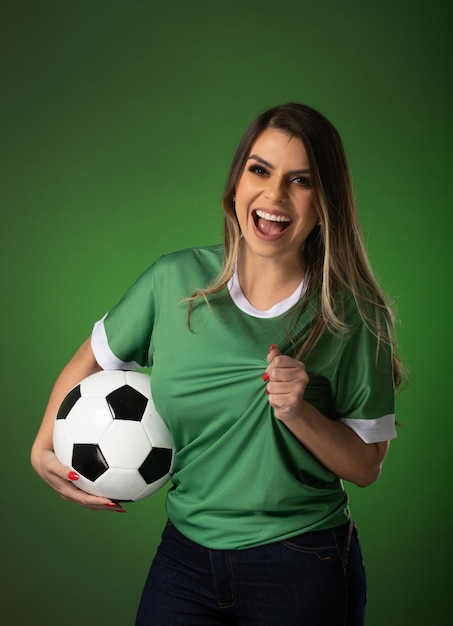 Fã de futebol feminino torcendo por seu clube favorito e equipe de fundo verde da copa do mundo