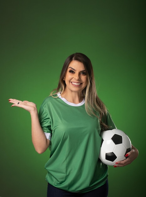 Fã de futebol feminino torcendo por seu clube favorito e equipe de fundo verde da copa do mundo