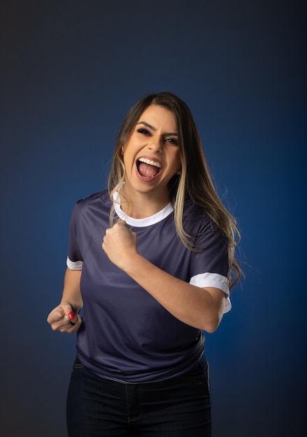 Fã de futebol feminino torcendo por seu clube favorito e equipe fundo azul da copa do mundo