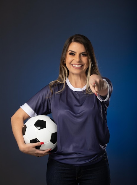 Fã de futebol feminino torcendo por seu clube favorito e equipe fundo azul da copa do mundo