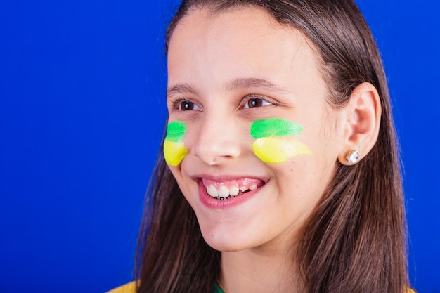 Fã de futebol jovem da foto de close-up do brasil sorrindo