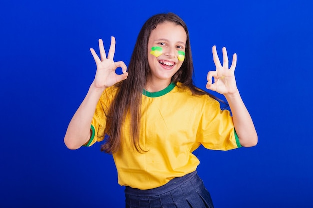 Fã de futebol jovem do Brasil ok sinal com os dedos