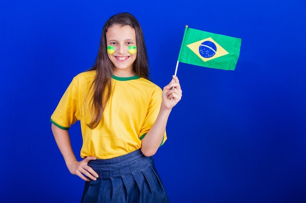 Foto fã de futebol jovem do brasil segurando a bandeira do brasil