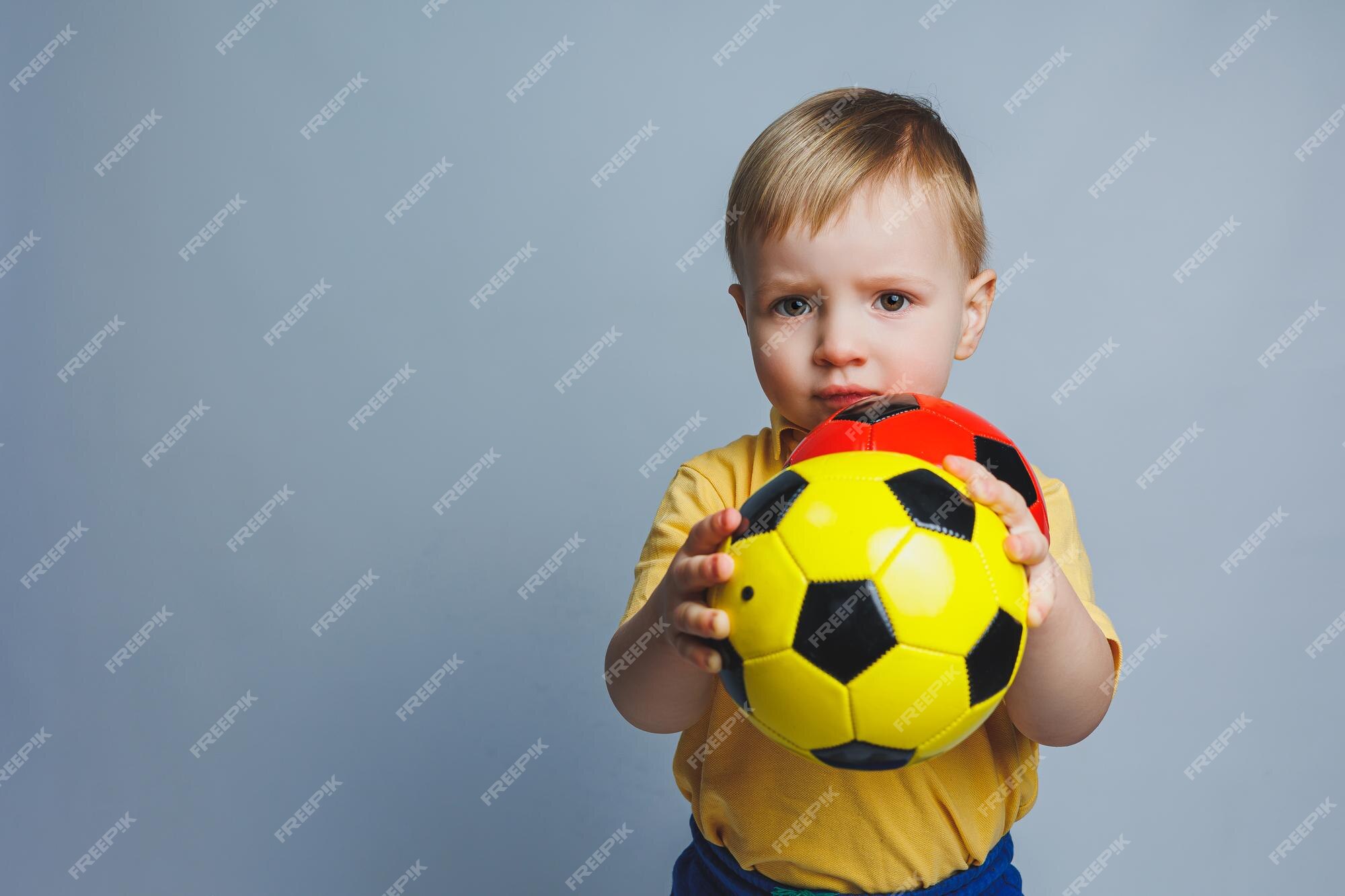 Bola de futebol ou futebol isolado no fundo branco esportes