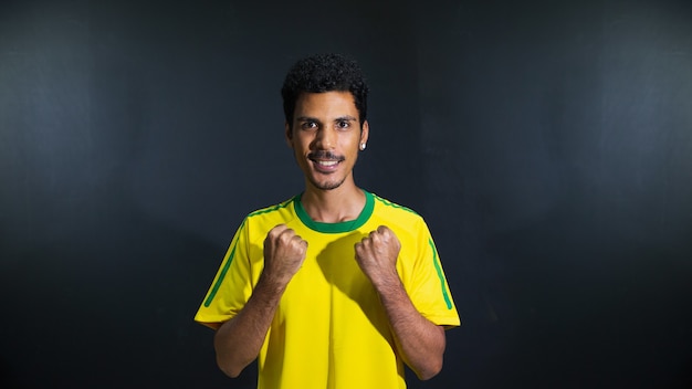 Foto fã do homem negro feliz das olimpíadas de uniforme isolado.