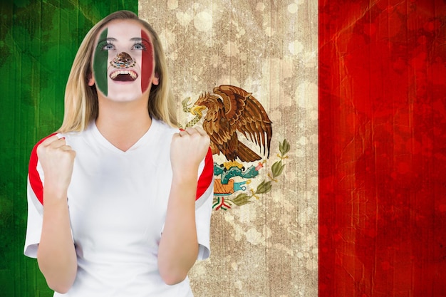 Fã do méxico animado em pintura facial torcendo contra a bandeira do méxico em efeito grunge