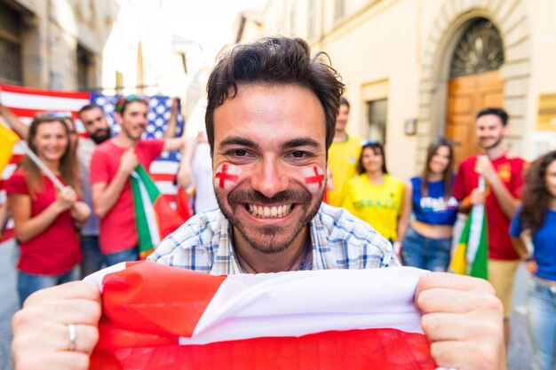 Fã feliz com torcedor de bandeira de Inglaterra no jogo internacional