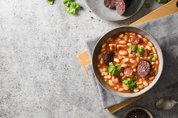 Fabada espanhola em um espaço de cópia de mesa cinza